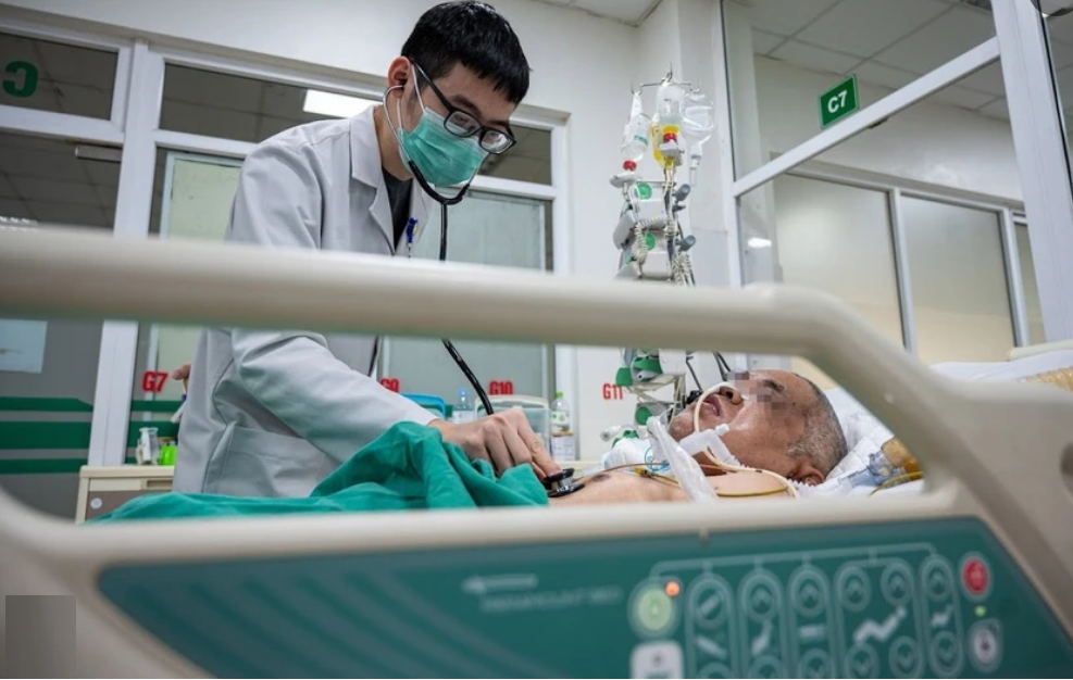 Vì sao bác sĩ nội trú-"tinh hoa" của ngành Y học phí cực cao nhưng chỉ thi được đúng 1 lần trong đời? - Ảnh 1.