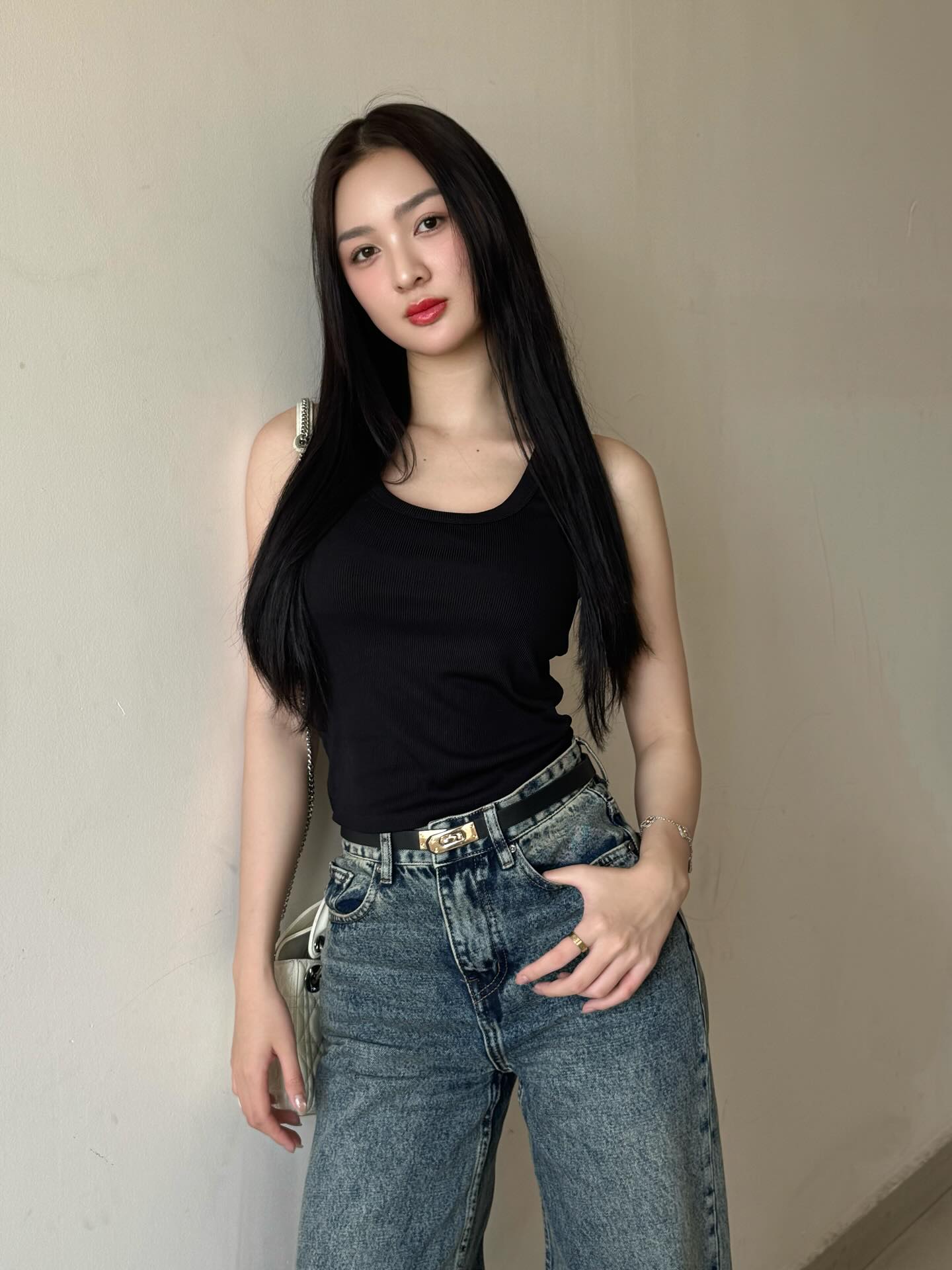 Thực hư hình ảnh Á hậu Cẩm Ly ra sân bay đón cầu thủ Đình Bắc? - Ảnh 4.