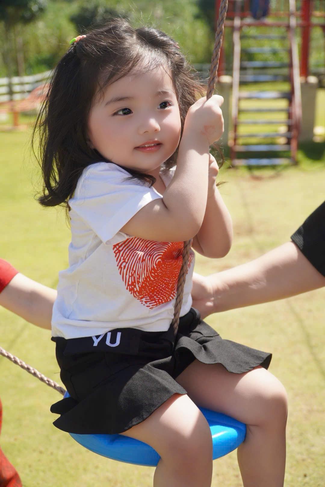 Con gái út nhà Khánh Thi - Phan Hiển "đốn tim" khán giả vẻ ngoài xinh xắn, đáng yêu như thiên thần  - Ảnh 6.