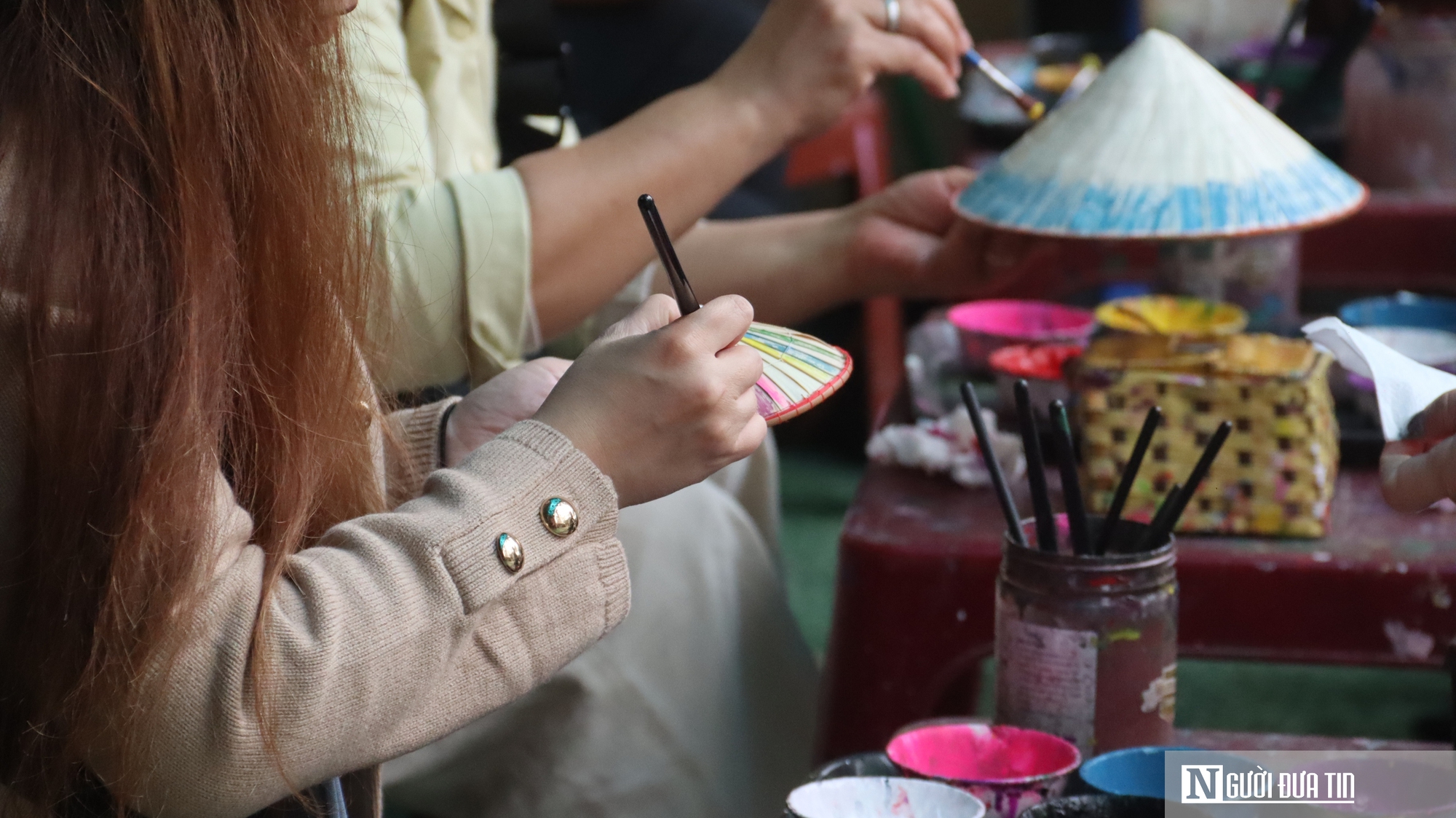 Vì sao du khách quốc tế thích đến làng Chuông nhưng lại ngại mua nón mang về? - Ảnh 7.