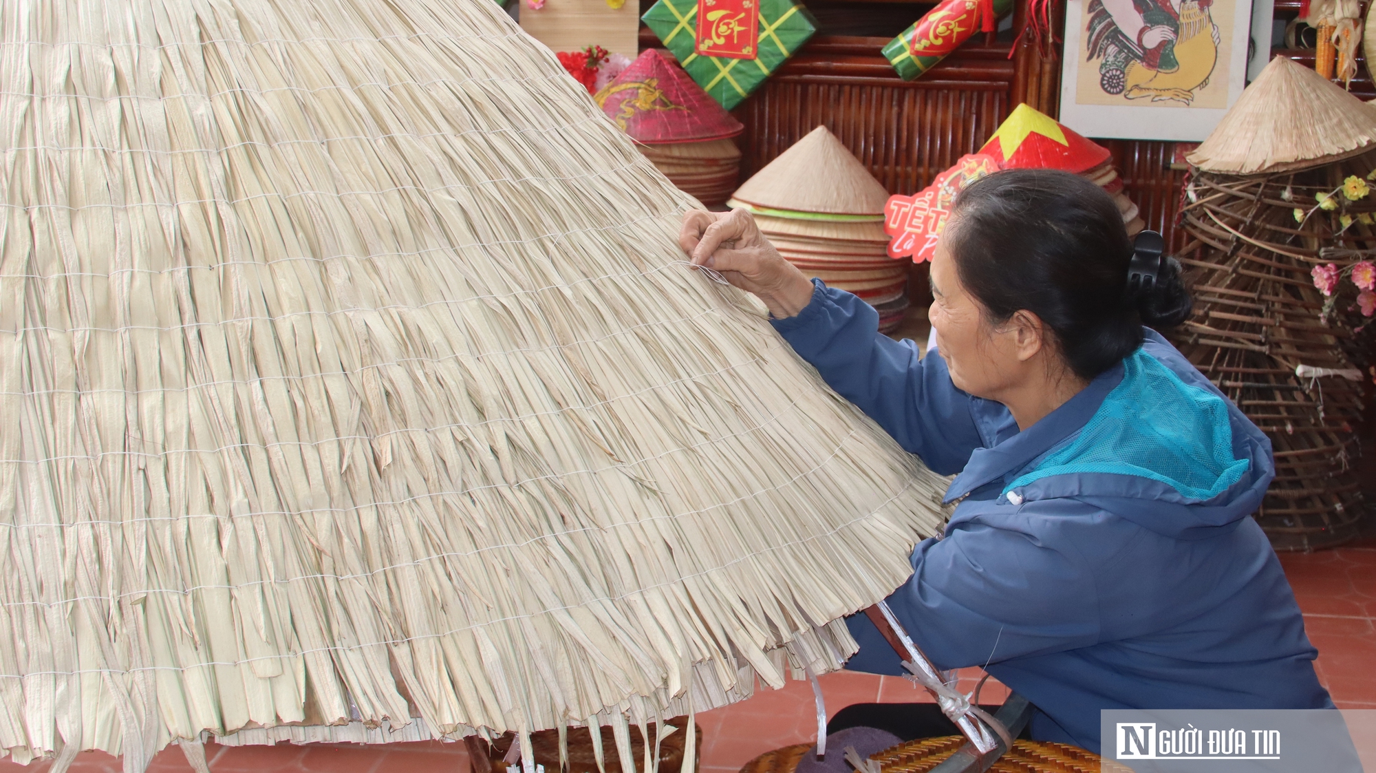 Vì sao du khách quốc tế thích đến làng Chuông nhưng lại ngại mua nón mang về? - Ảnh 9.