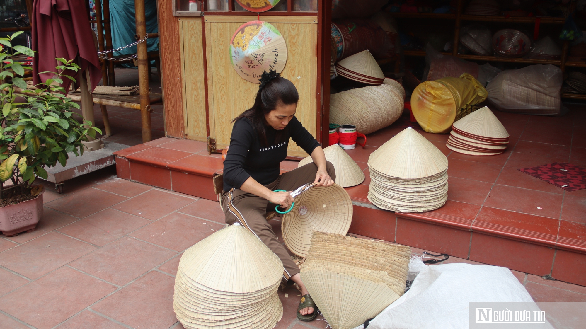 Vì sao du khách quốc tế thích đến làng Chuông nhưng lại ngại mua nón mang về? - Ảnh 10.