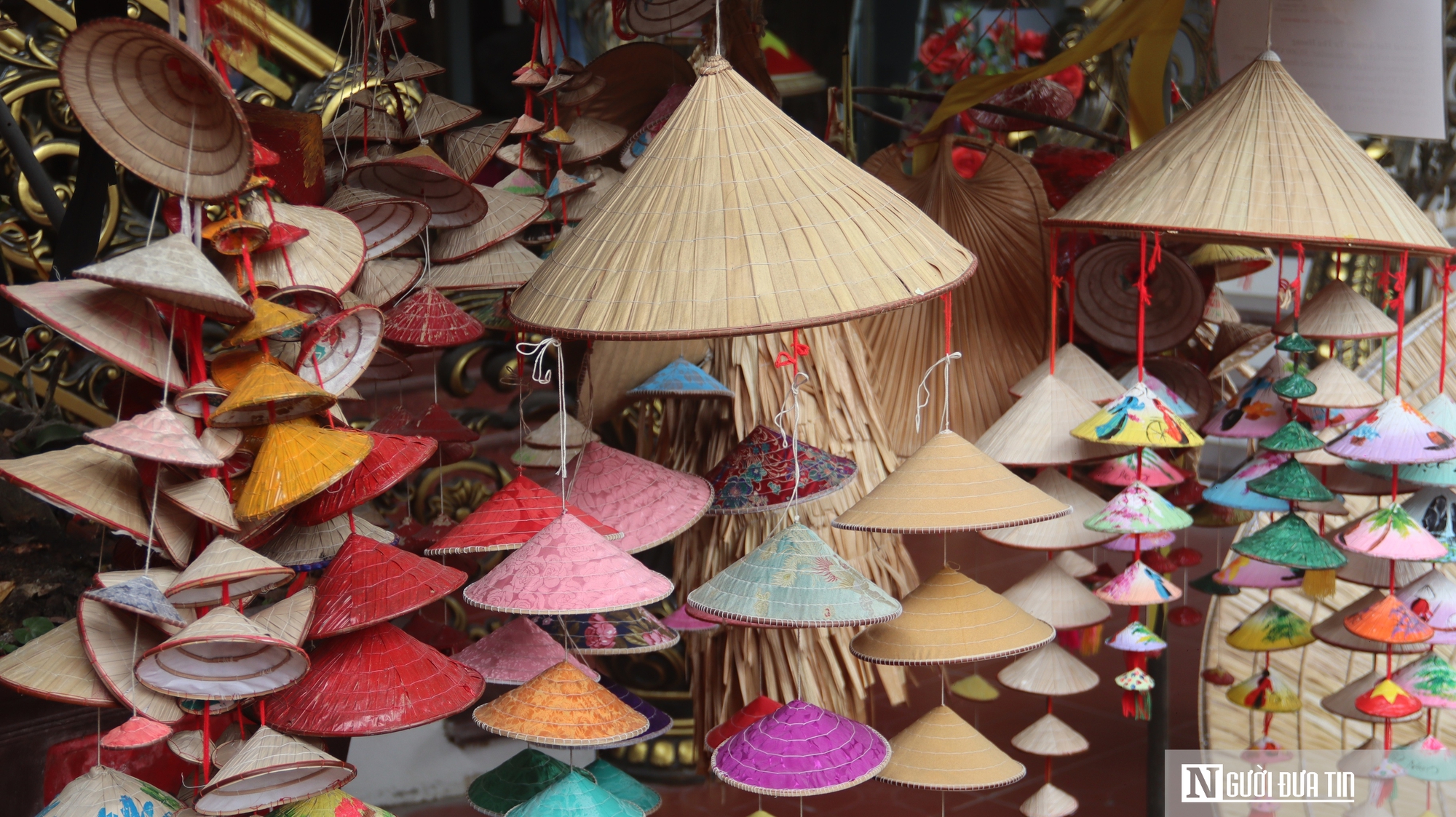 Vì sao du khách quốc tế thích đến làng Chuông nhưng lại ngại mua nón mang về? - Ảnh 11.