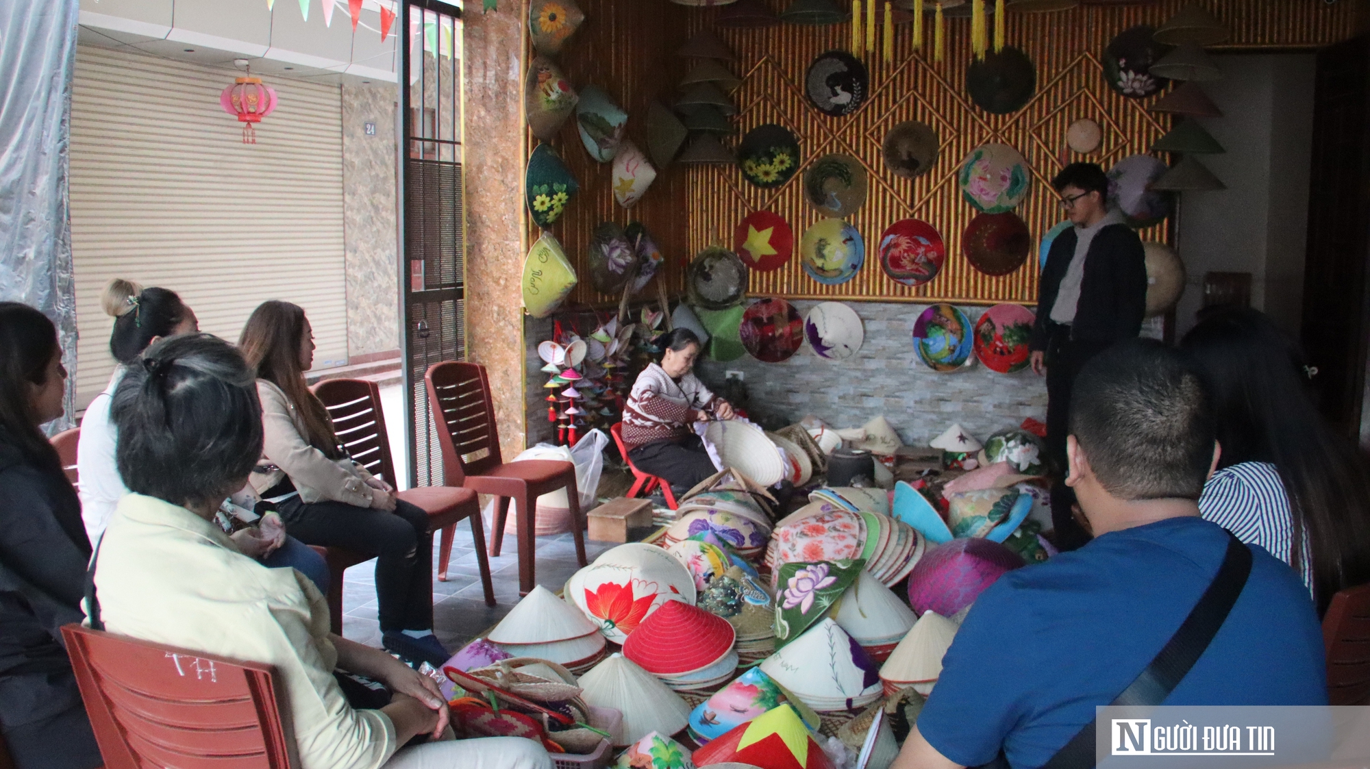 Vì sao du khách quốc tế thích đến làng Chuông nhưng lại ngại mua nón mang về? - Ảnh 3.