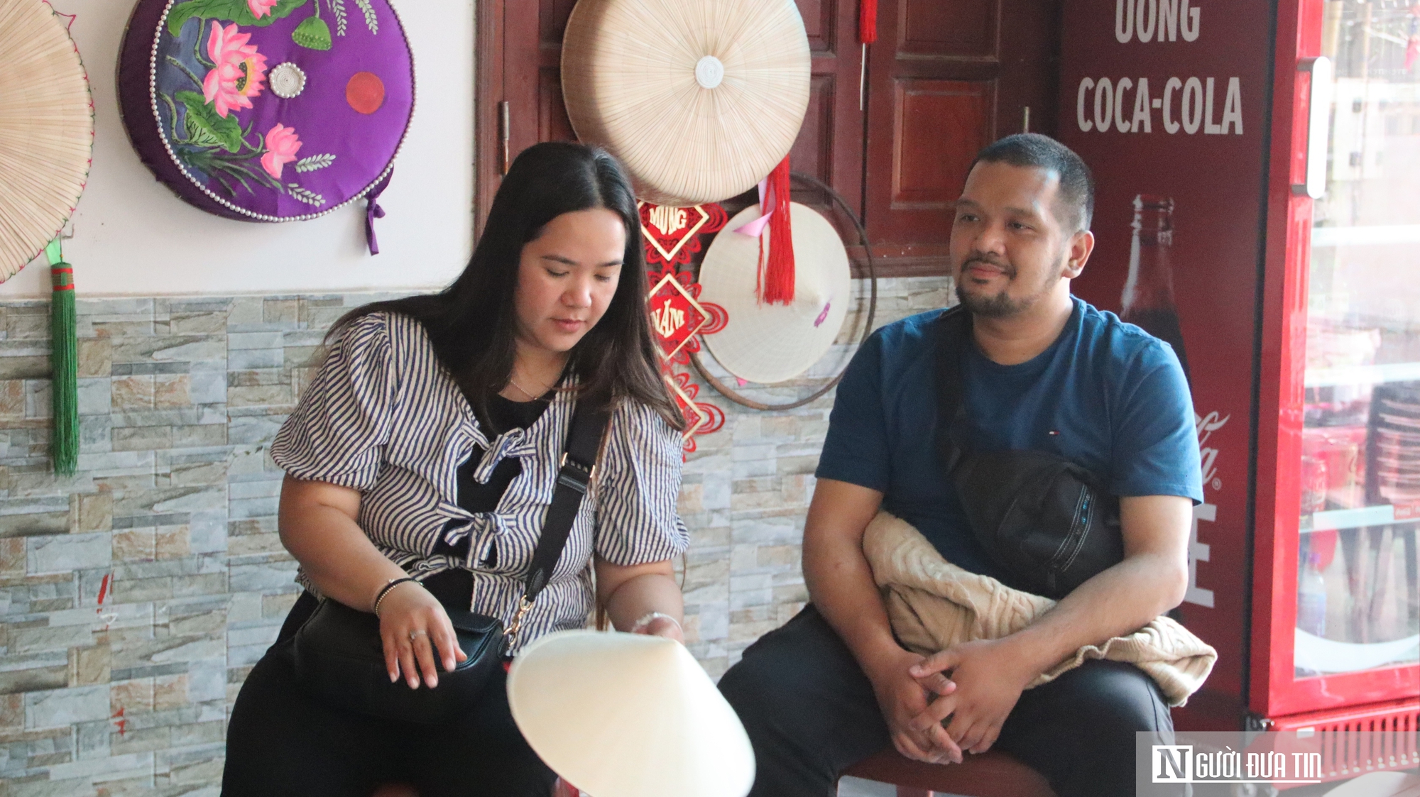 Vì sao du khách quốc tế thích đến làng Chuông nhưng lại ngại mua nón mang về? - Ảnh 4.