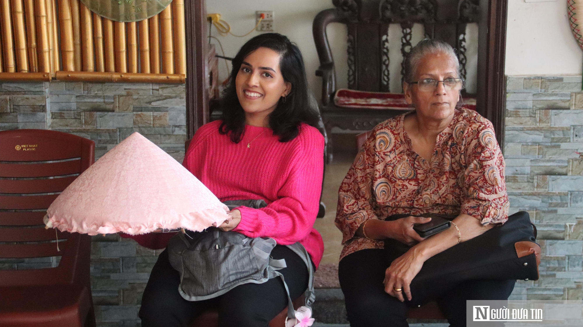 Vì sao du khách quốc tế thích đến làng Chuông nhưng lại ngại mua nón mang về? - Ảnh 5.