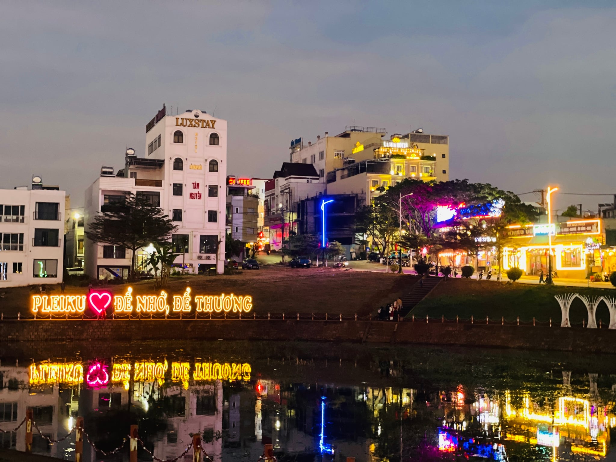 Phố đêm chợ nhỏ Pleiku - Ảnh 1.