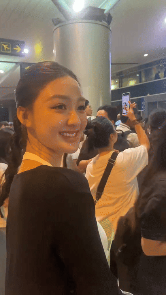 Thực hư h&igrave;nh ảnh &Aacute; hậu Cẩm Ly ra s&acirc;n bay đ&oacute;n cầu thủ Đ&igrave;nh Bắc? - Ảnh 6.