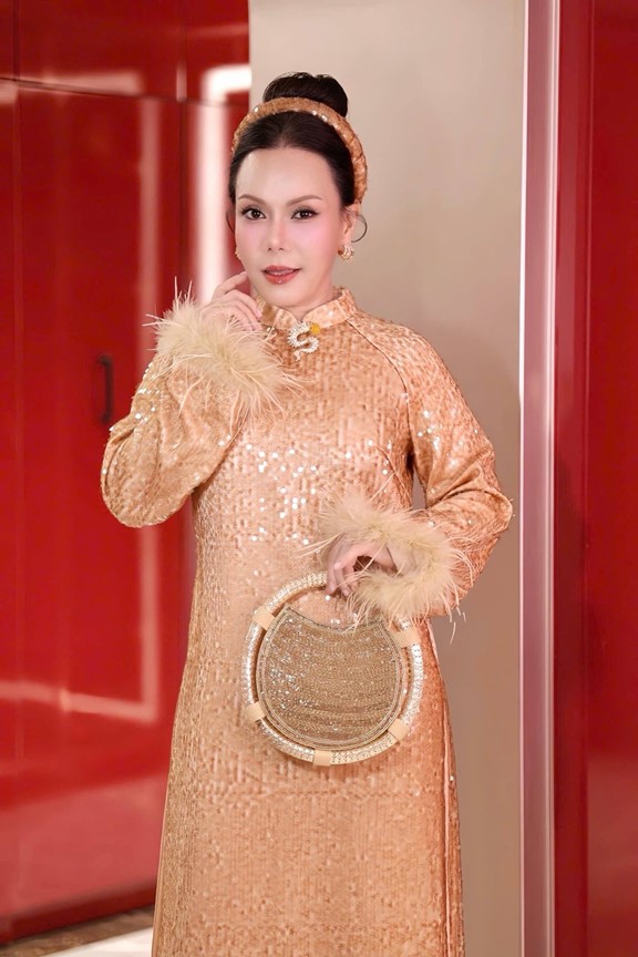 Nữ nghệ sĩ từng thưởng Tết khủng cho hơn 200 nhân viên, tặng xe hơn 700 triệu đồng là ai? - Ảnh 1.