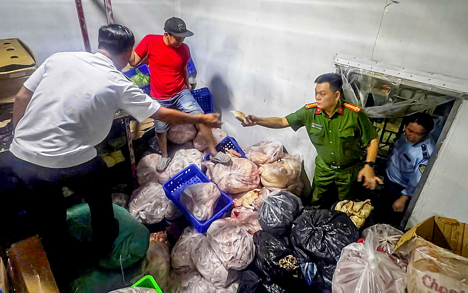 TP.HCM, phát hiện hơn 700kg thịt cá biển, thịt heo, thịt vịt không rõ nguồn gốc chuẩn bị tiêu thụ - Ảnh 1.