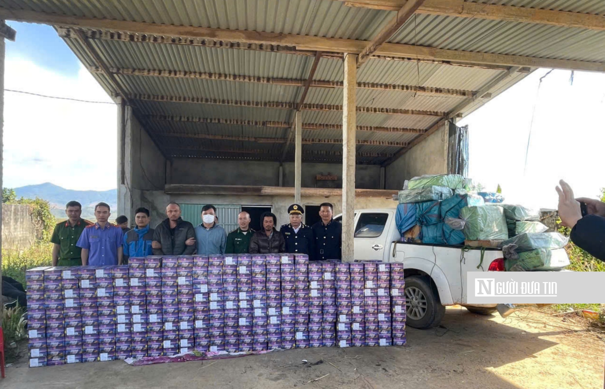 Quảng Ngãi: Bắt ô tô chở 2 tấn pháo từ biên giới đưa về nước- Ảnh 1. Quảng Ngãi: Bắt ô tô chở 2 tấn pháo từ biên giới đưa về nước- Ảnh 1.