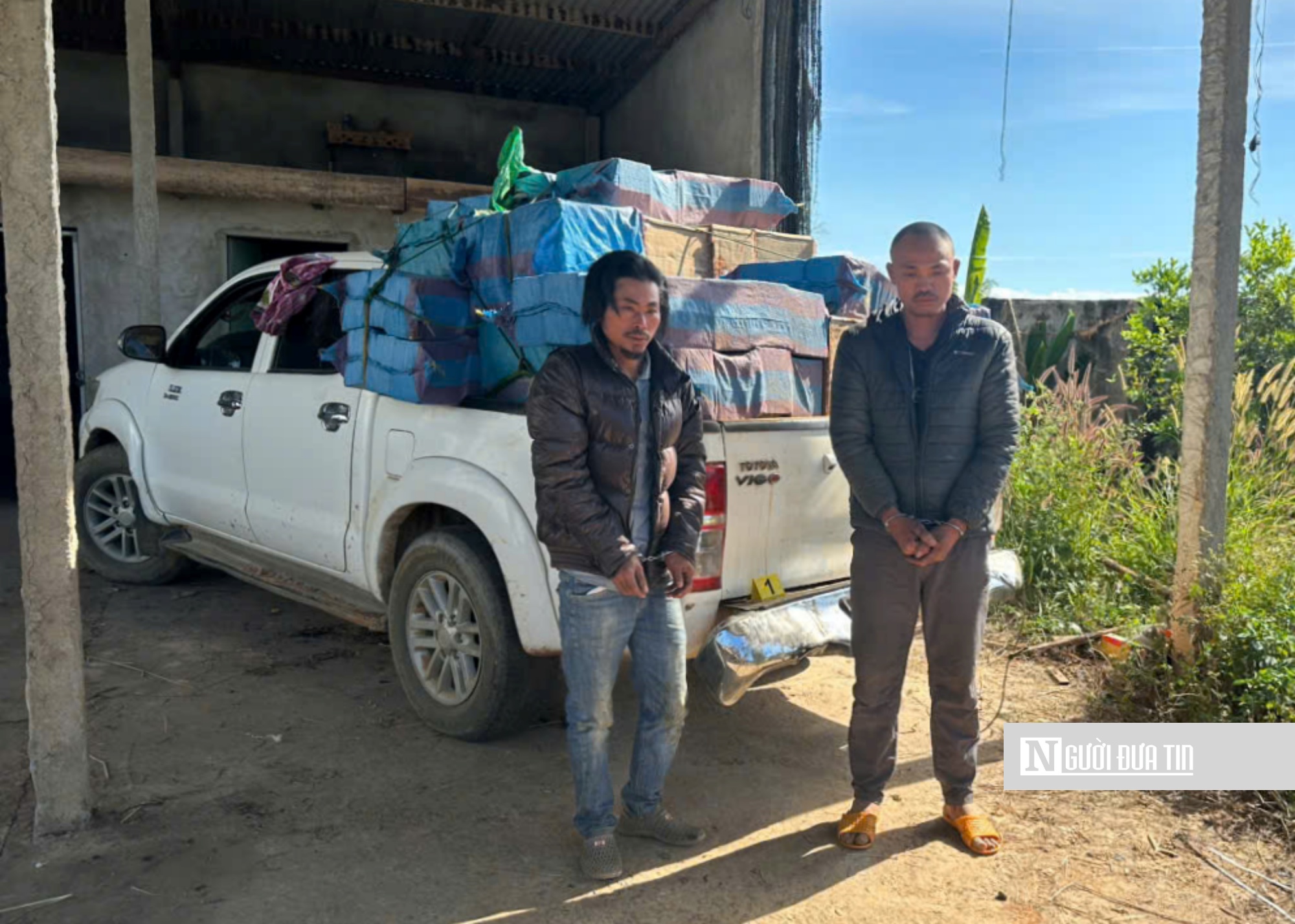 Quảng Ngãi: Bắt ô tô chở 2 tấn pháo từ biên giới đưa về nước- Ảnh 2. Quảng Ngãi: Bắt ô tô chở 2 tấn pháo từ biên giới đưa về nước- Ảnh 2.