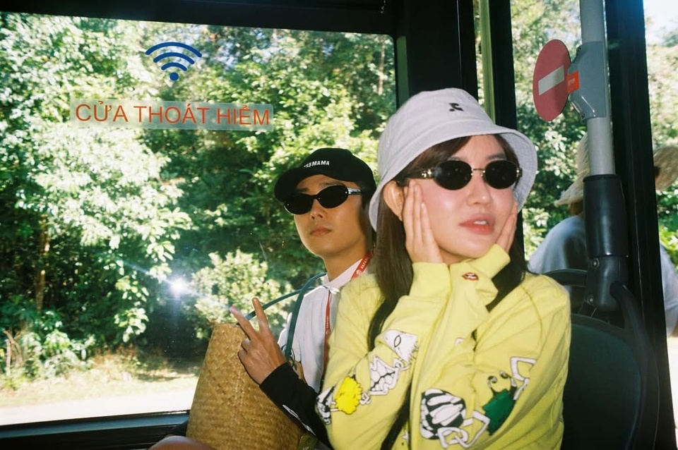 Ca sĩ Tăng Duy Tân bất ngờ tung hình ảnh tình tứ với Bích Phương - Ảnh 1.