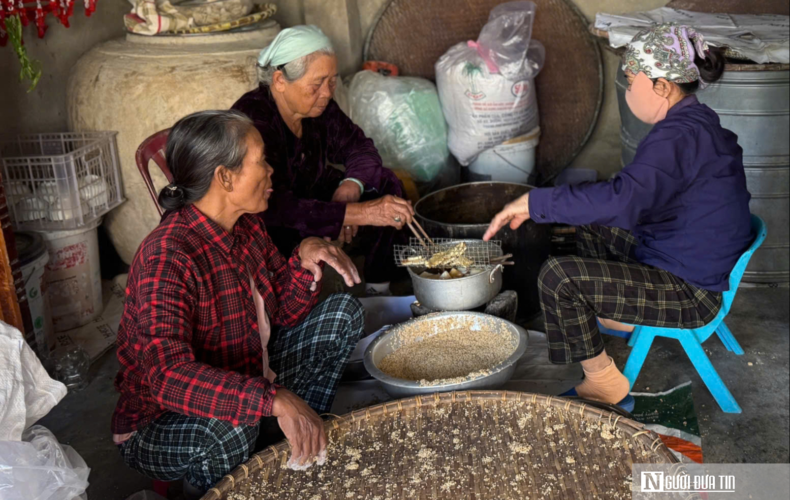 Giữ "hồn cốt" làng nghề truyền thống, "khoác áo mới" cho hương vị Tết xưa Đà Nẵng- Ảnh 1.