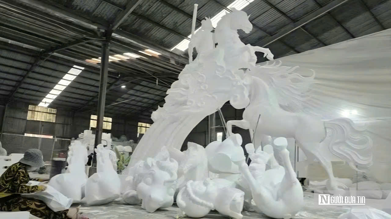 Xưởng linh vật ngựa tất bật vào vụ Tết Bính Ngọ 2026 tại Đồng Nai - Ảnh 1.