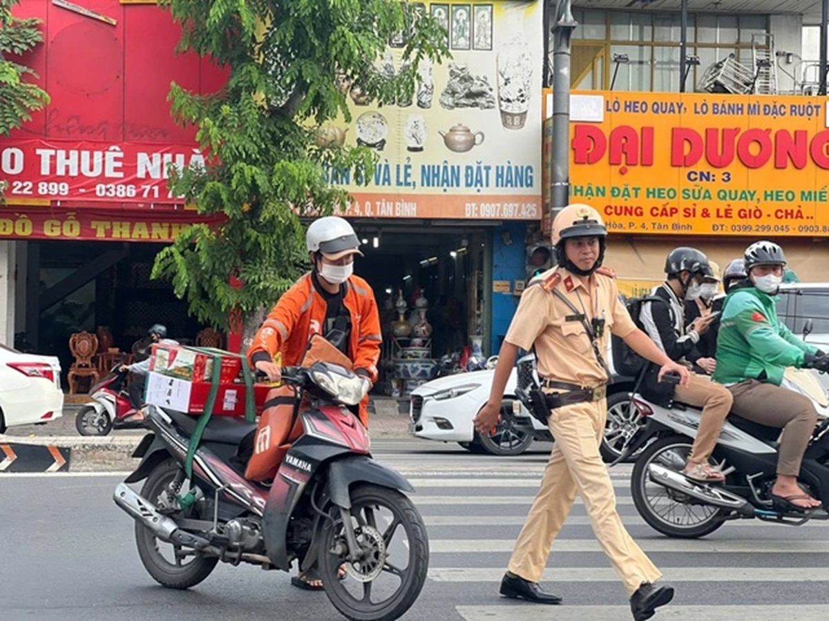 Những lỗi khiến ngươi xe máy bị CSGT tuýt còi, không biết rất dễ “dính” - Ảnh 1.