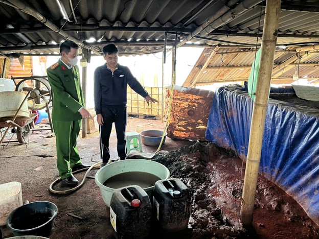 Tạm giữ 3 đối tượng vụ "xả trộm" hơn 6,7 tấn chất thải nguy hại ra sông Đuống - Ảnh 1.