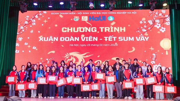 Tết Bính Ngọ 2026: Nhiều trường đại học chi tiền tỉ lì xì, tặng vé xe, quà xuân cho sinh viên - Ảnh 1.