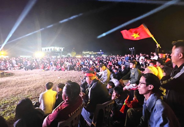 Bữa tiệc 180 mâm cỗ tri ân tới bà con của gia đình cầu thủ Đình Bắc - Ảnh 5.