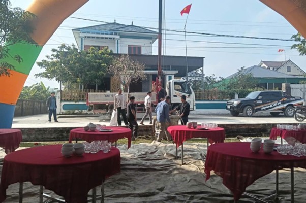 Bữa tiệc 180 mâm cỗ tri ân tới bà con của gia đình cầu thủ Đình Bắc - Ảnh 3.