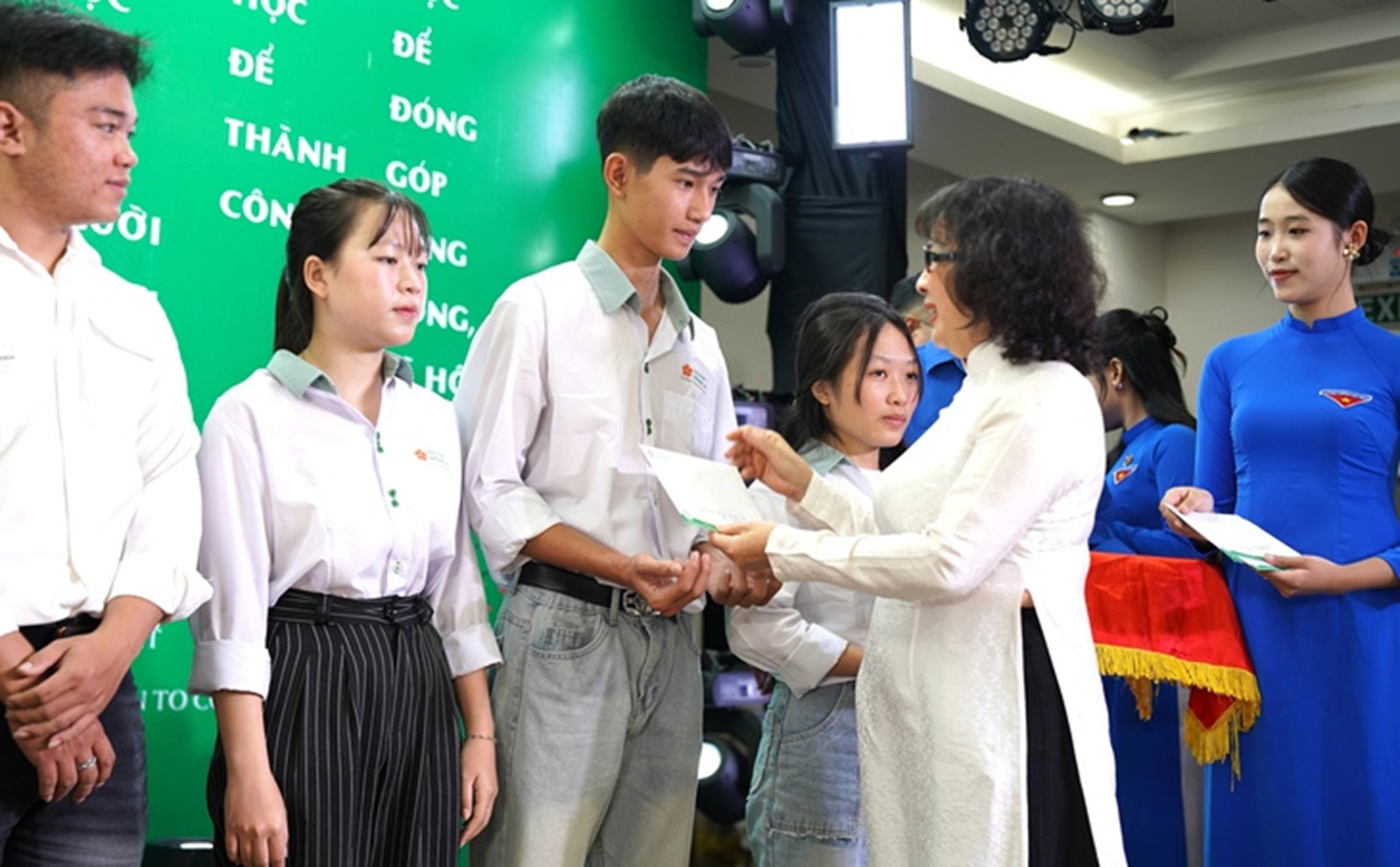 Tết Bính Ngọ 2026: Nhiều trường đại học chi tiền tỉ lì xì, tặng vé xe, quà xuân cho sinh viên - Ảnh 4.