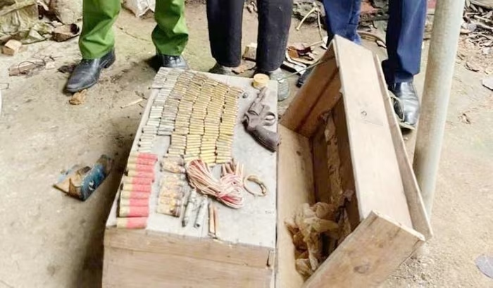 Đi tập thể dục, người phụ nữ phát hiện chiếc hòm chứa nhiều súng, lựu đạn - Ảnh 1.