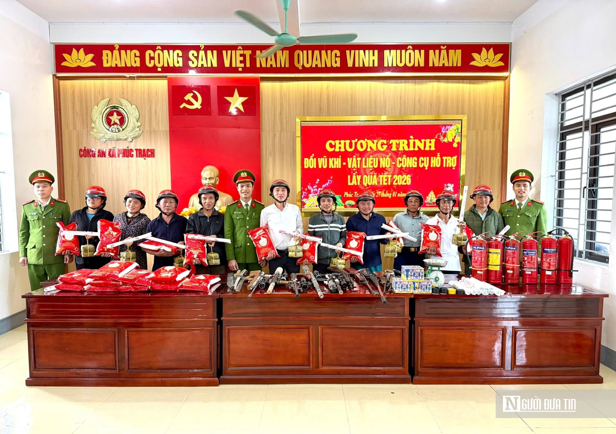 Hà Tĩnh: Người dân mang súng AK đến công an xã đổi lấy bánh chưng- Ảnh 1. Hà Tĩnh: Người dân mang súng AK đến công an xã đổi lấy bánh chưng- Ảnh 1.