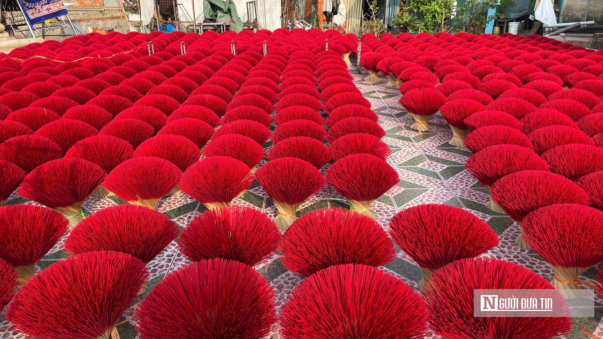 Làng nhang Bình Chánh: Hừng hực khói nhang, chật vật giữ nghề tổ tiên- Ảnh 1. Làng nhang Bình Chánh: Hừng hực khói nhang, chật vật giữ nghề tổ tiên- Ảnh 1.