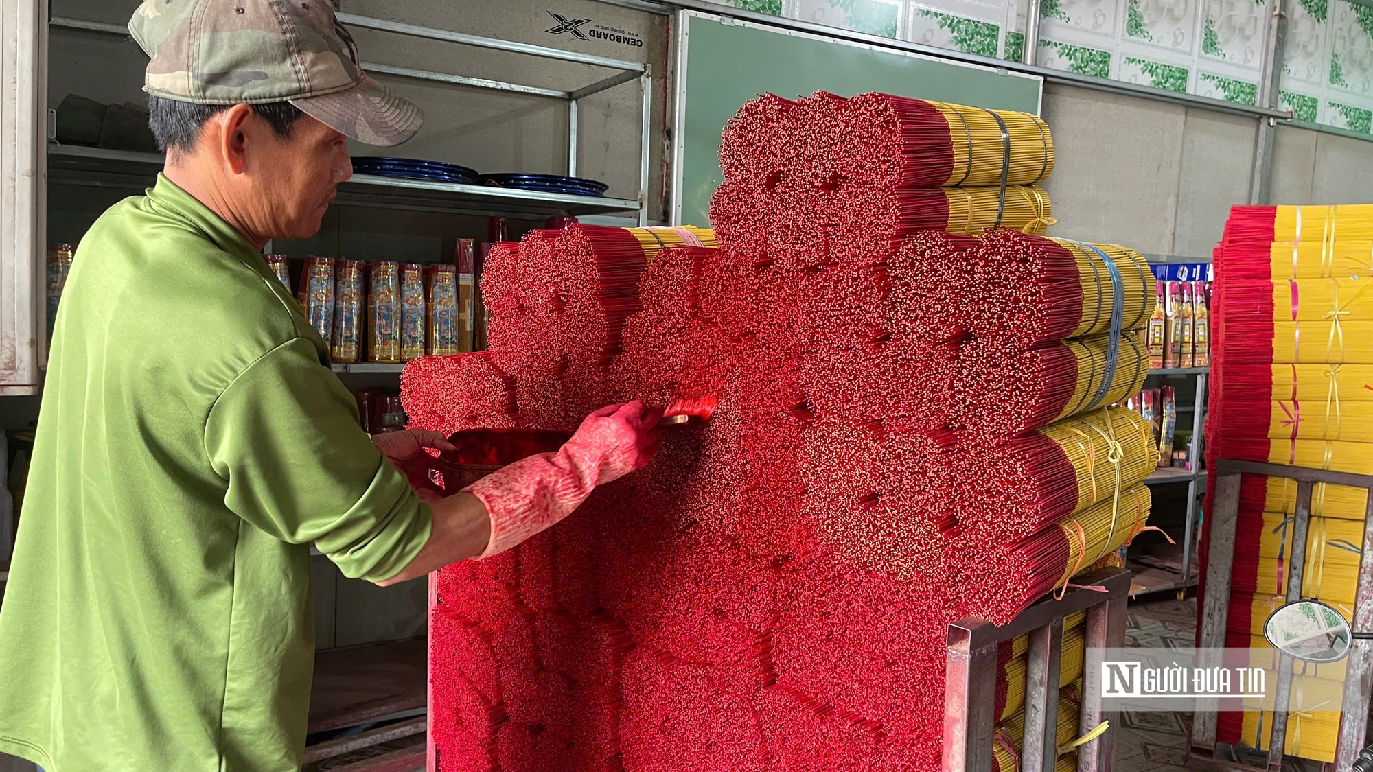 Làng nhang Bình Chánh: Hừng hực khói nhang, chật vật giữ nghề tổ tiên- Ảnh 2. Làng nhang Bình Chánh: Hừng hực khói nhang, chật vật giữ nghề tổ tiên- Ảnh 2.