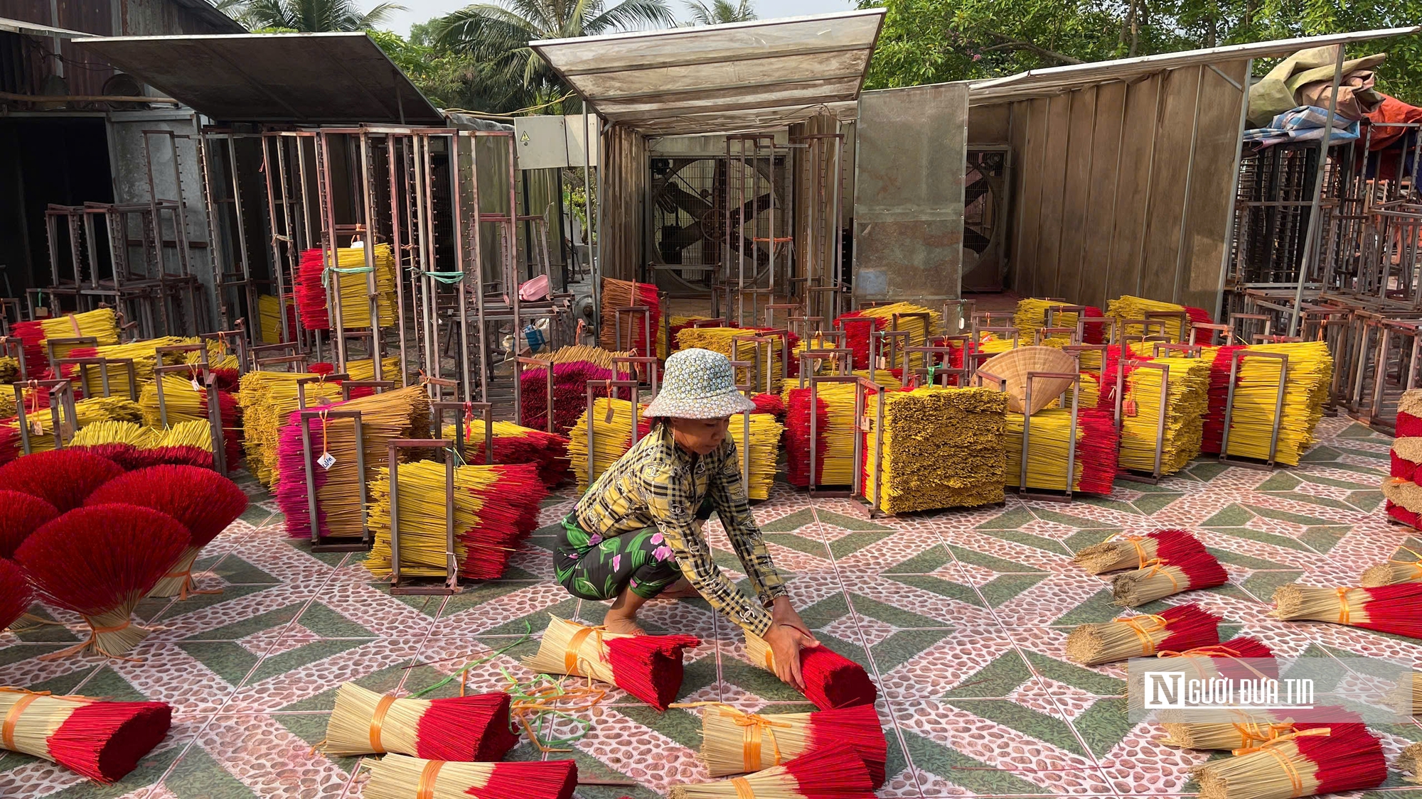 Làng nhang Bình Chánh: Hừng hực khói nhang, chật vật giữ nghề tổ tiên- Ảnh 4. Làng nhang Bình Chánh: Hừng hực khói nhang, chật vật giữ nghề tổ tiên- Ảnh 4.