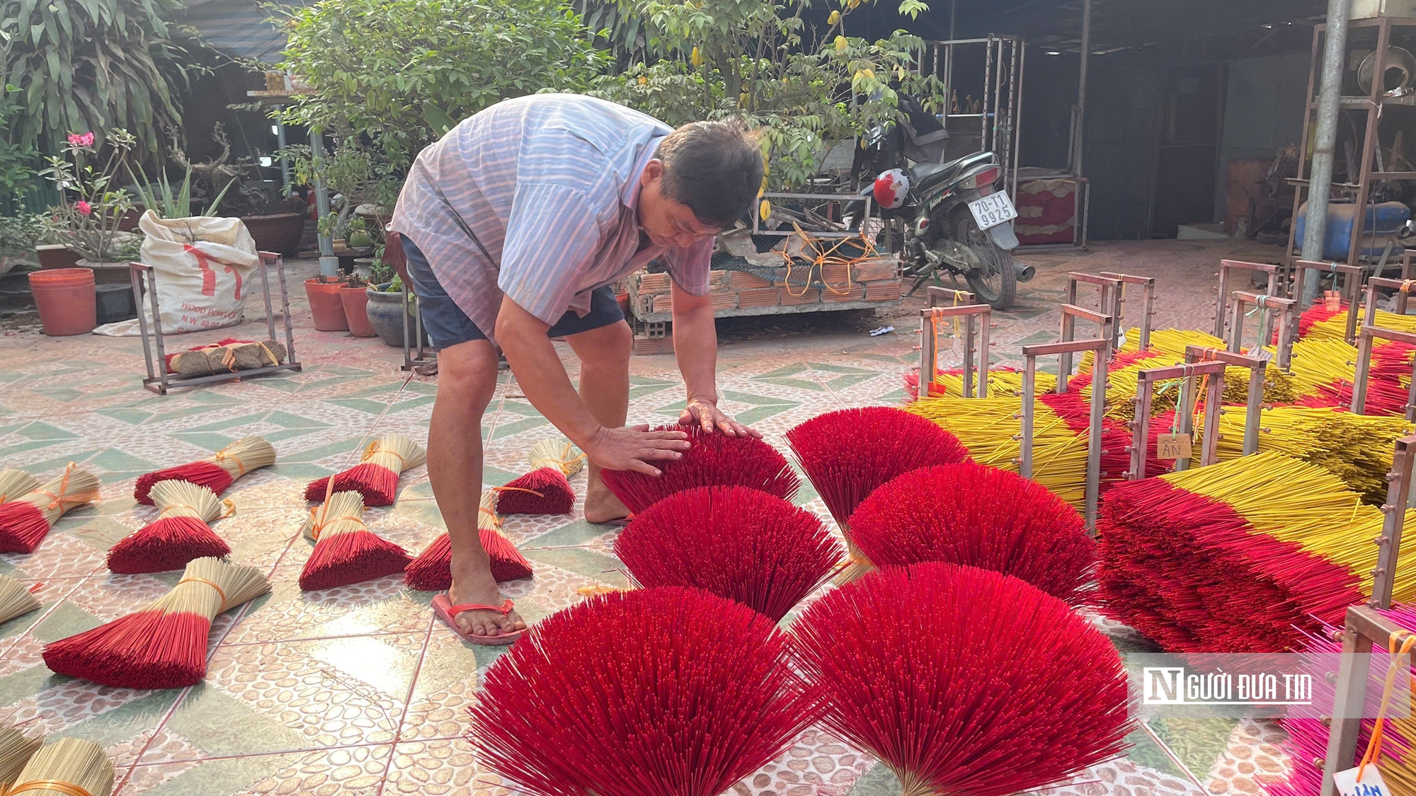 Làng nhang Bình Chánh: Hừng hực khói nhang, chật vật giữ nghề tổ tiên- Ảnh 5. Làng nhang Bình Chánh: Hừng hực khói nhang, chật vật giữ nghề tổ tiên- Ảnh 5.