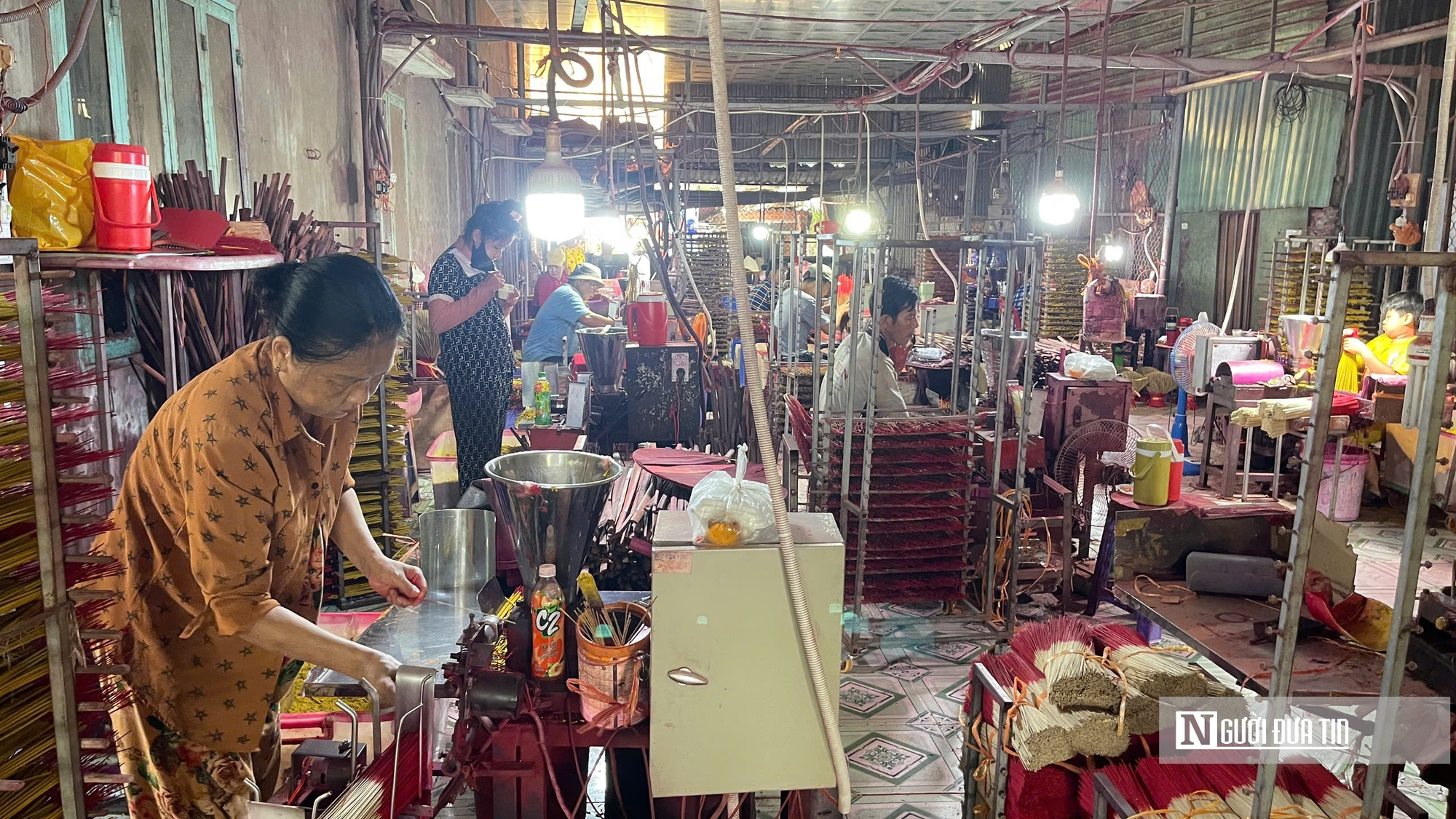 Làng nhang Bình Chánh: Hừng hực khói nhang, chật vật giữ nghề tổ tiên- Ảnh 7. Làng nhang Bình Chánh: Hừng hực khói nhang, chật vật giữ nghề tổ tiên- Ảnh 7.