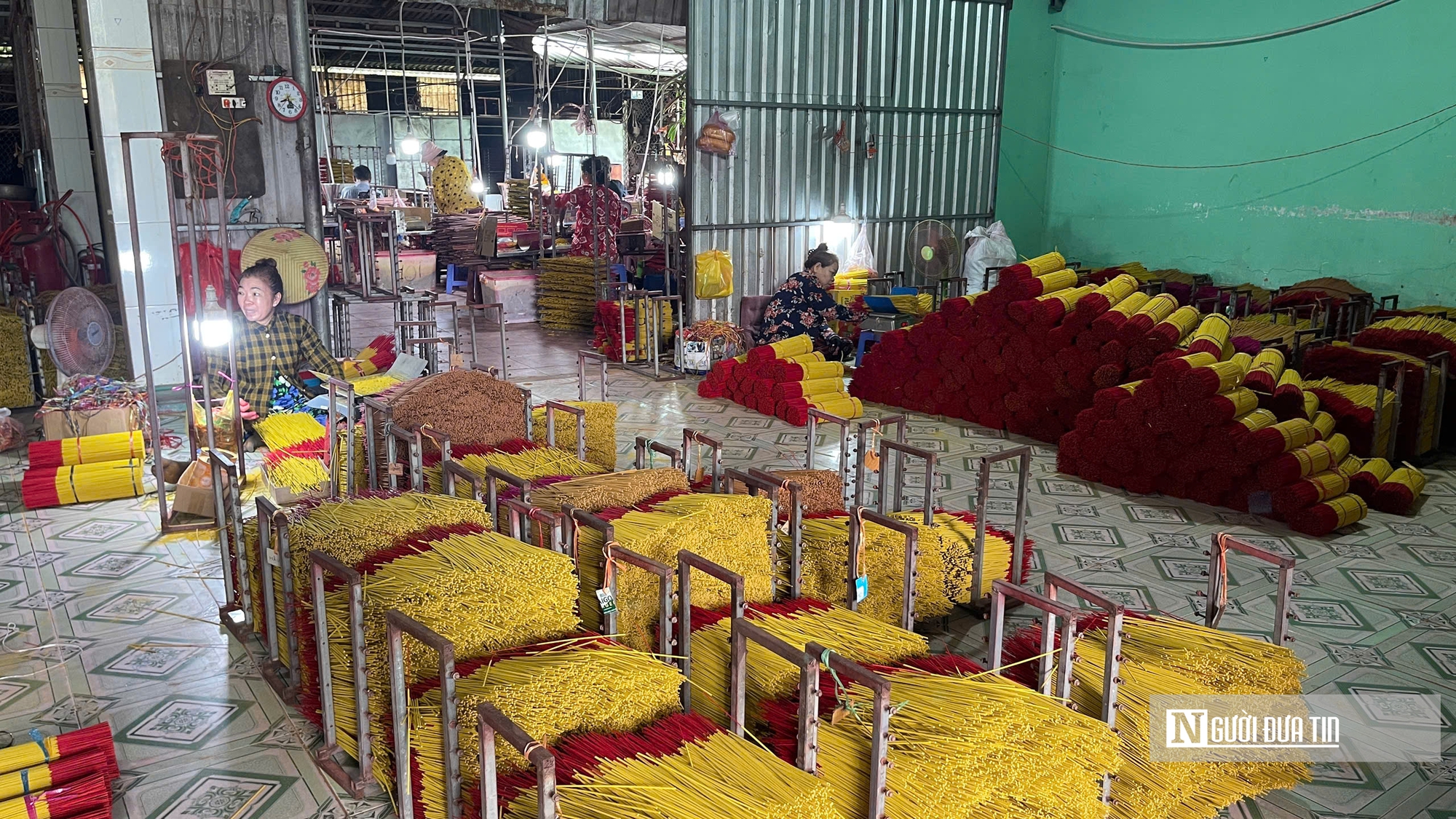 Làng nhang Bình Chánh: Hừng hực khói nhang, chật vật giữ nghề tổ tiên- Ảnh 8. Làng nhang Bình Chánh: Hừng hực khói nhang, chật vật giữ nghề tổ tiên- Ảnh 8.