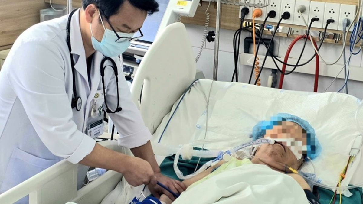 Đốt than sưởi ấm trong phòng kín, chồng tử vong, vợ nguy kịch - Ảnh 1.