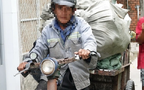 Đang nhặt ve chai, cụ bà 78 tuổi bỗng nhặt được túi vàng to - Ảnh 2.