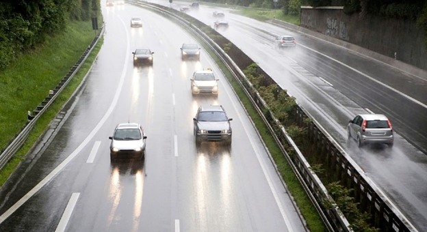 CSGT giải đ&aacute;p về trường hợp đi cao tốc trời mưa, kh&ocirc;ng thể dừng xe c&oacute; bị phạt? - Ảnh 1.