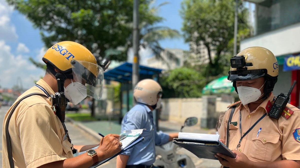 Từ 2026, vợ chồng, anh em... đi xe của nhau có bị phạt lỗi không chính chủ? - Ảnh 1.