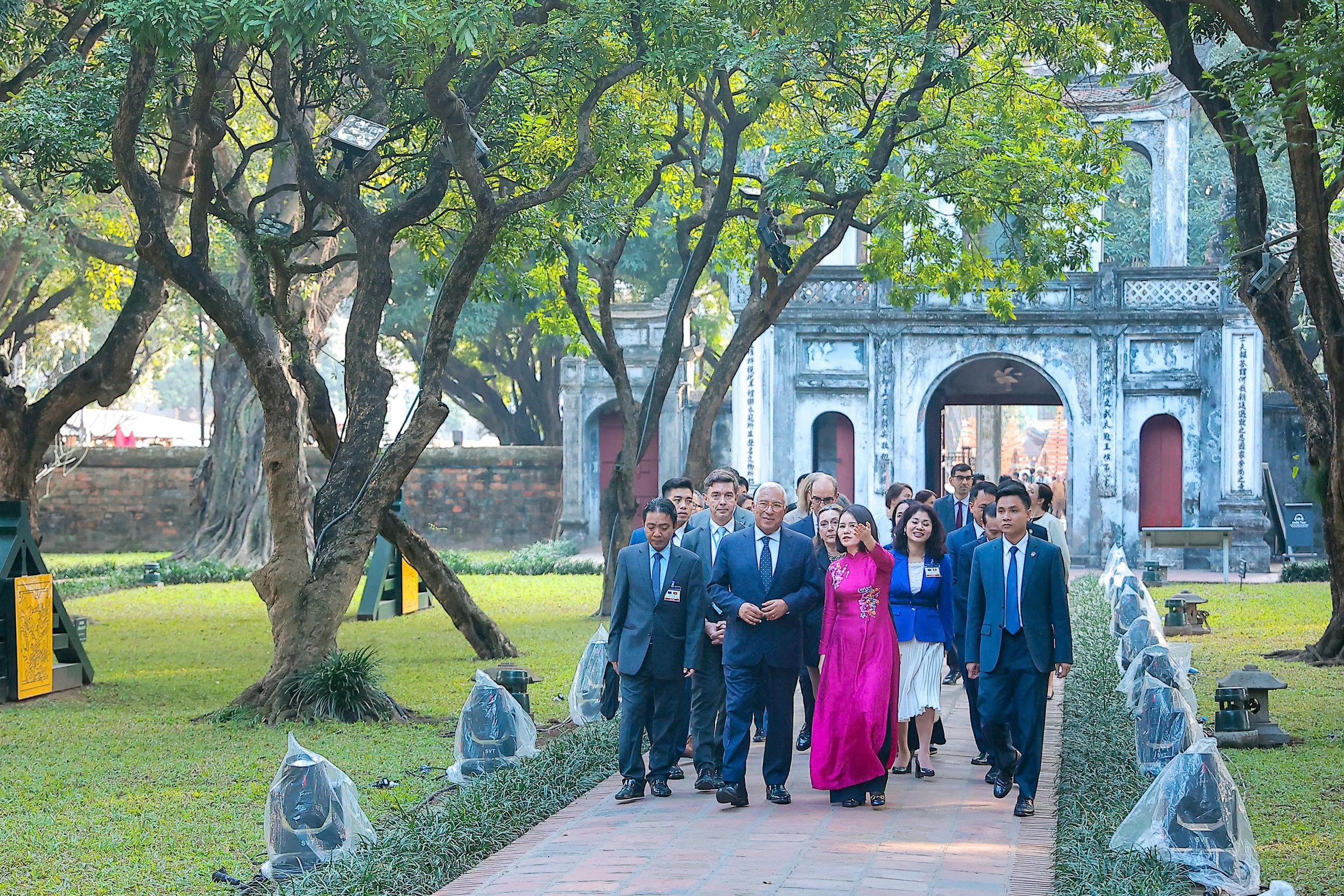 Chủ tịch Hội đồng Châu Âu thăm Văn Miếu - Quốc Tử Giám- Ảnh 1. Chủ tịch Hội đồng Châu Âu thăm Văn Miếu - Quốc Tử Giám- Ảnh 1.