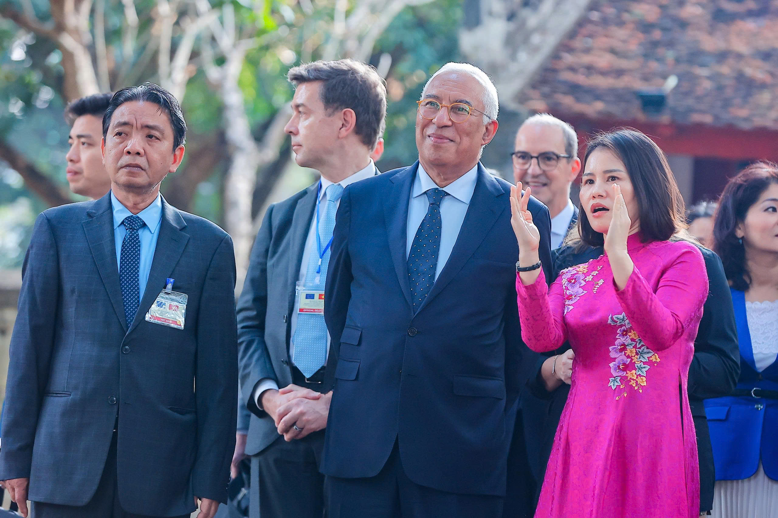 Chủ tịch Hội đồng Châu Âu thăm Văn Miếu - Quốc Tử Giám- Ảnh 7. Chủ tịch Hội đồng Châu Âu thăm Văn Miếu - Quốc Tử Giám- Ảnh 7.