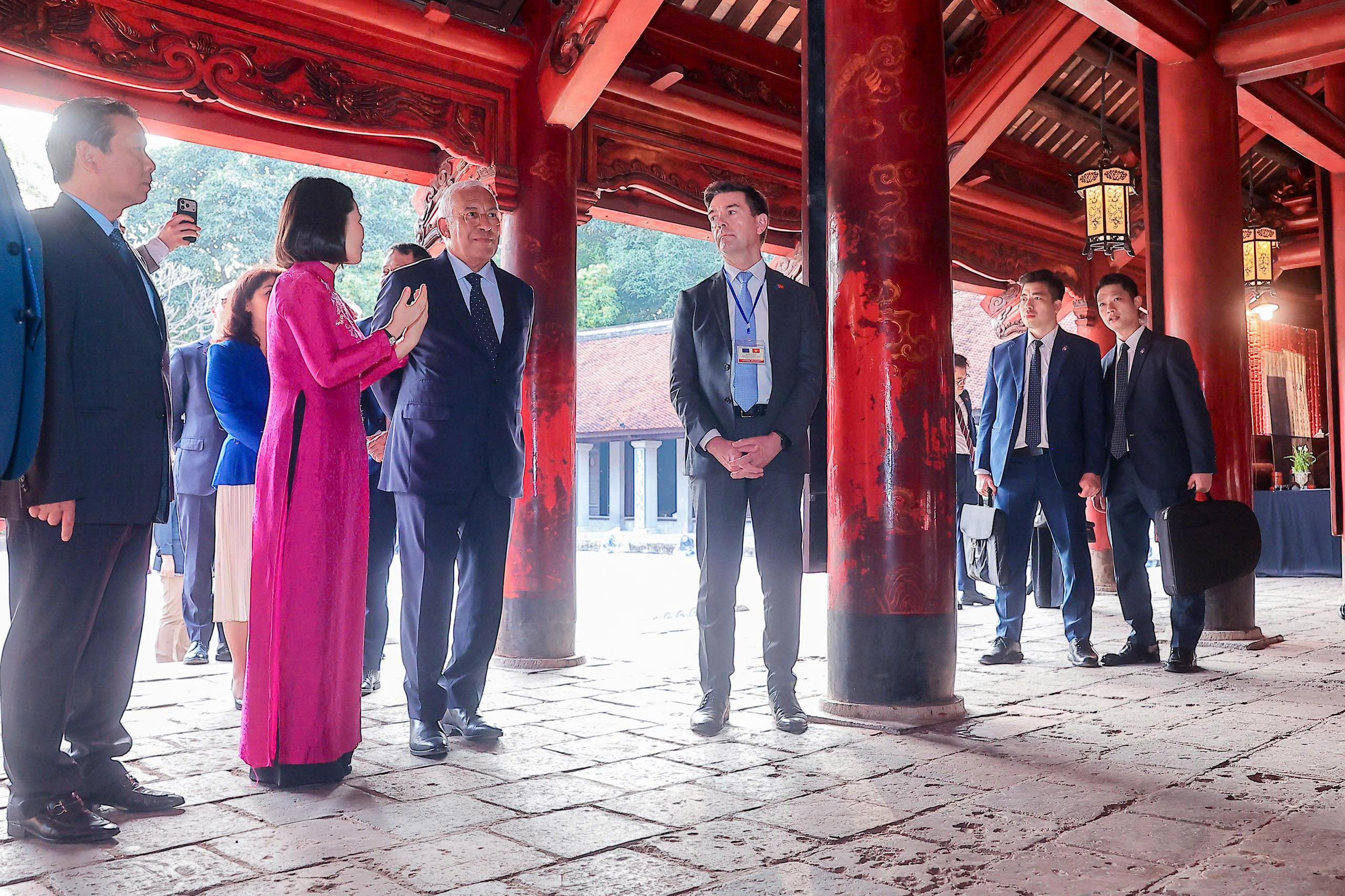 Chủ tịch Hội đồng Châu Âu thăm Văn Miếu - Quốc Tử Giám- Ảnh 9. Chủ tịch Hội đồng Châu Âu thăm Văn Miếu - Quốc Tử Giám- Ảnh 9.