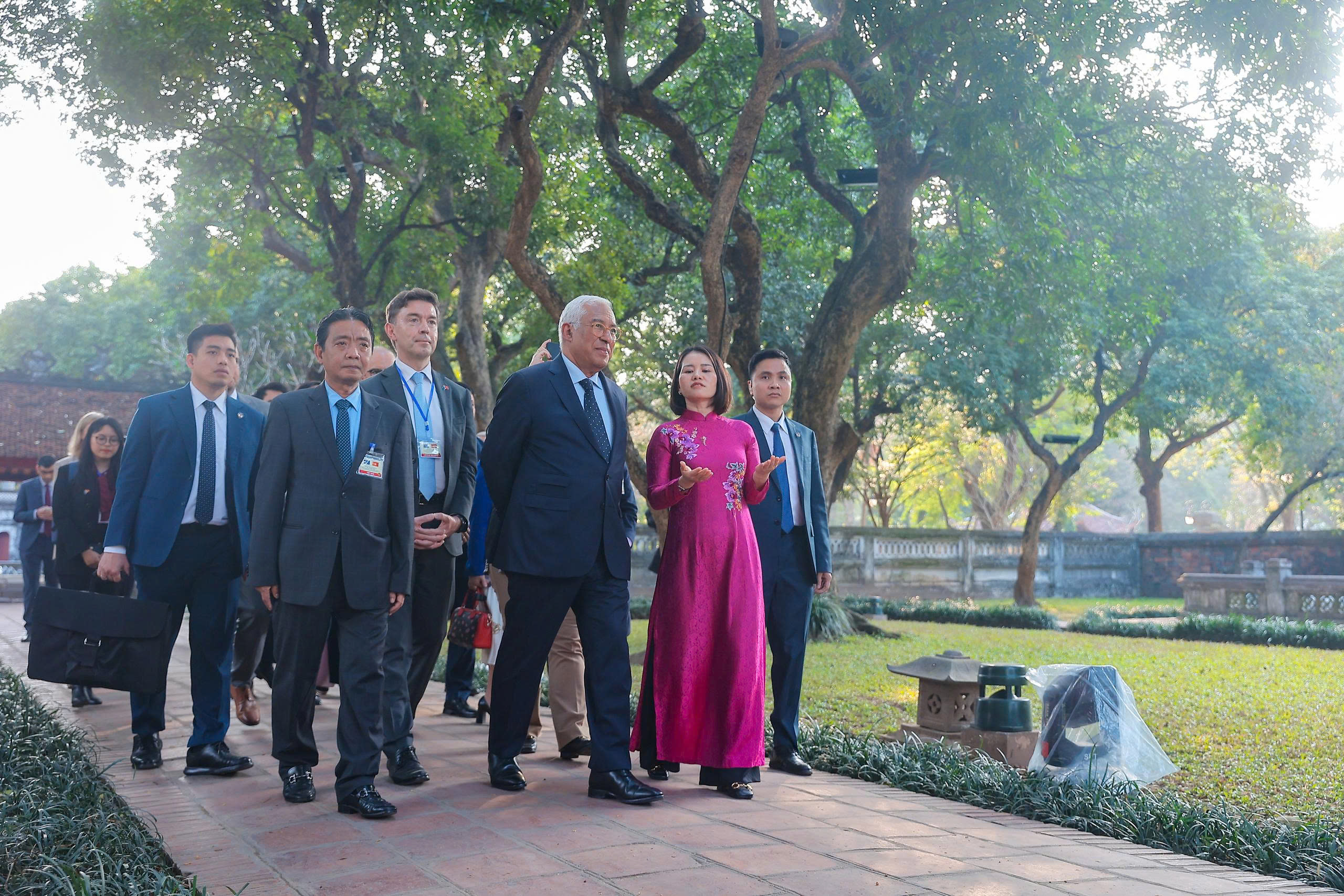 Chủ tịch Hội đồng Châu Âu thăm Văn Miếu - Quốc Tử Giám- Ảnh 2. Chủ tịch Hội đồng Châu Âu thăm Văn Miếu - Quốc Tử Giám- Ảnh 2.