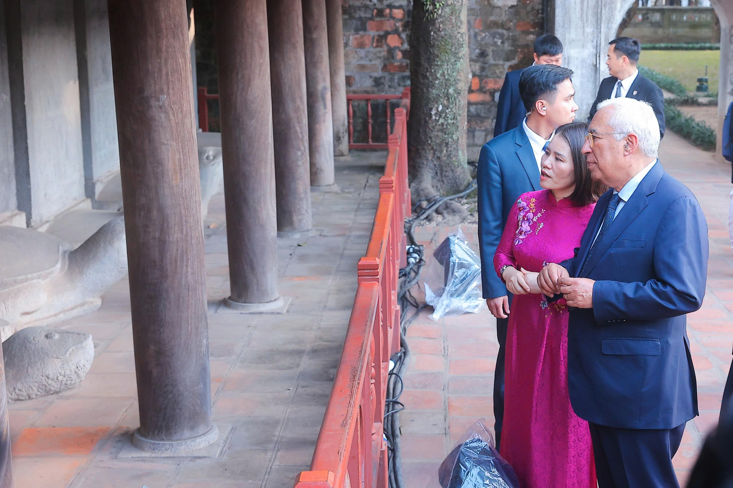 Chủ tịch Hội đồng Châu Âu thăm Văn Miếu - Quốc Tử Giám- Ảnh 4. Chủ tịch Hội đồng Châu Âu thăm Văn Miếu - Quốc Tử Giám- Ảnh 4.