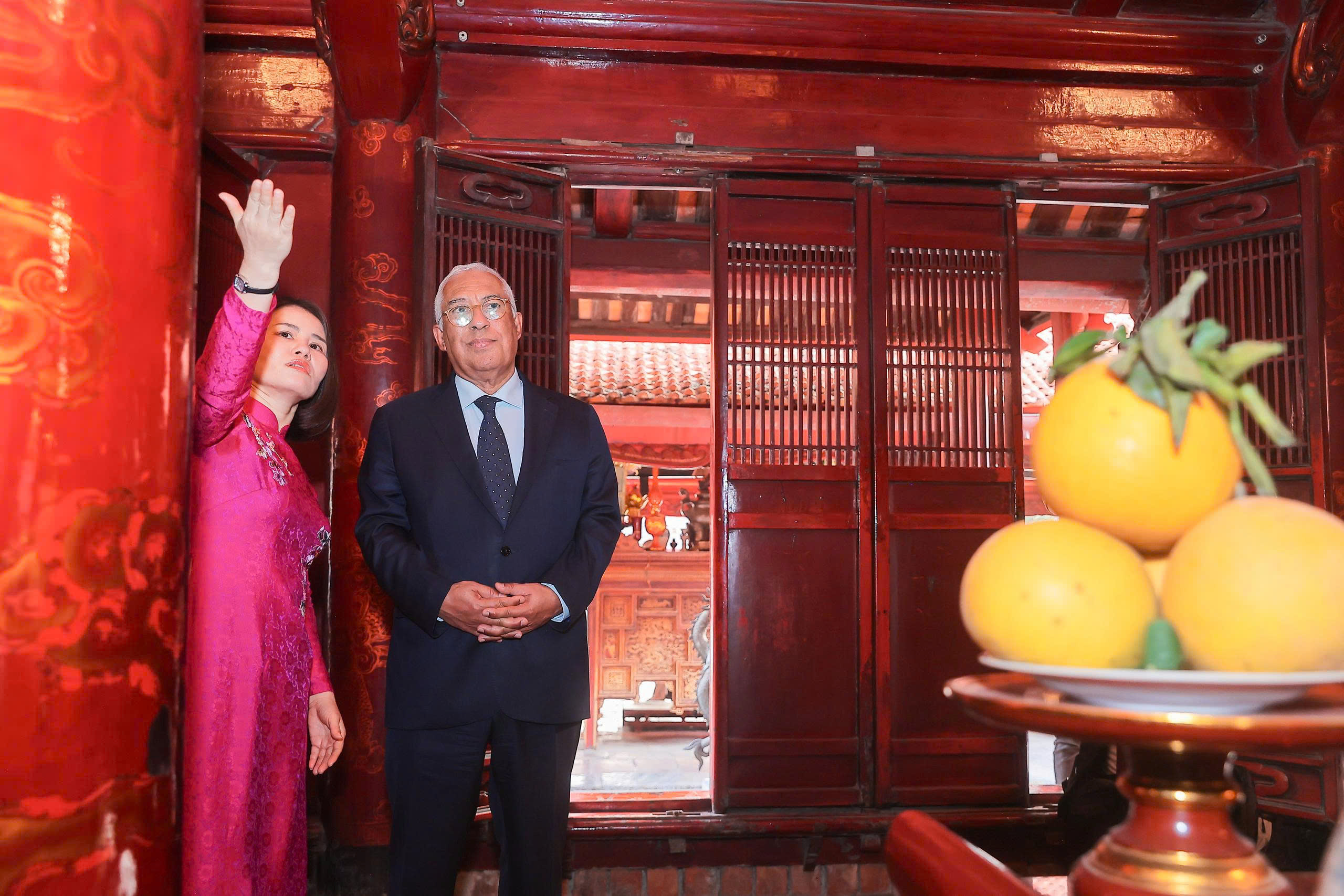 Chủ tịch Hội đồng Châu Âu thăm Văn Miếu - Quốc Tử Giám- Ảnh 10. Chủ tịch Hội đồng Châu Âu thăm Văn Miếu - Quốc Tử Giám- Ảnh 10.