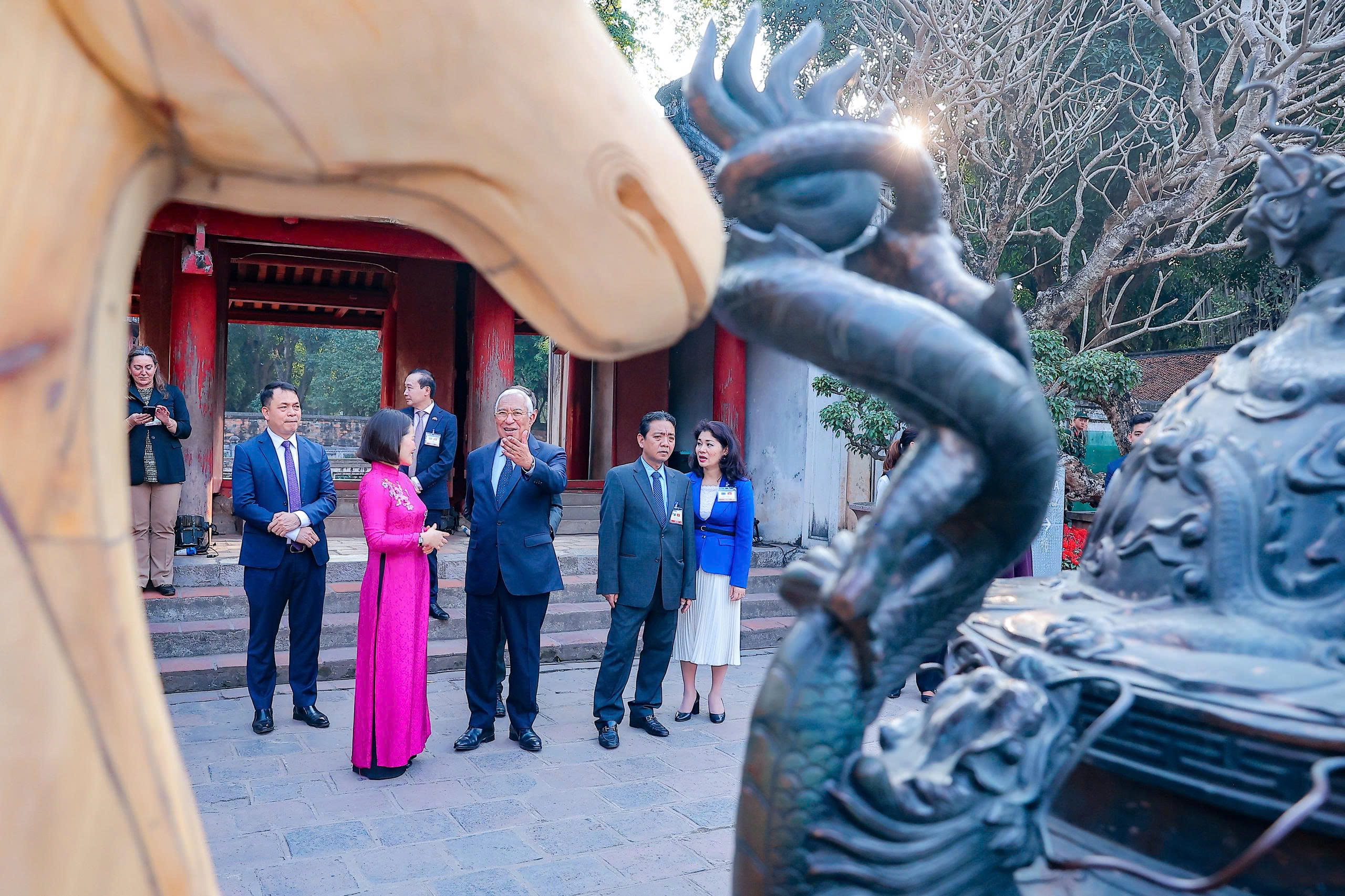 Chủ tịch Hội đồng Châu Âu thăm Văn Miếu - Quốc Tử Giám- Ảnh 8. Chủ tịch Hội đồng Châu Âu thăm Văn Miếu - Quốc Tử Giám- Ảnh 8.