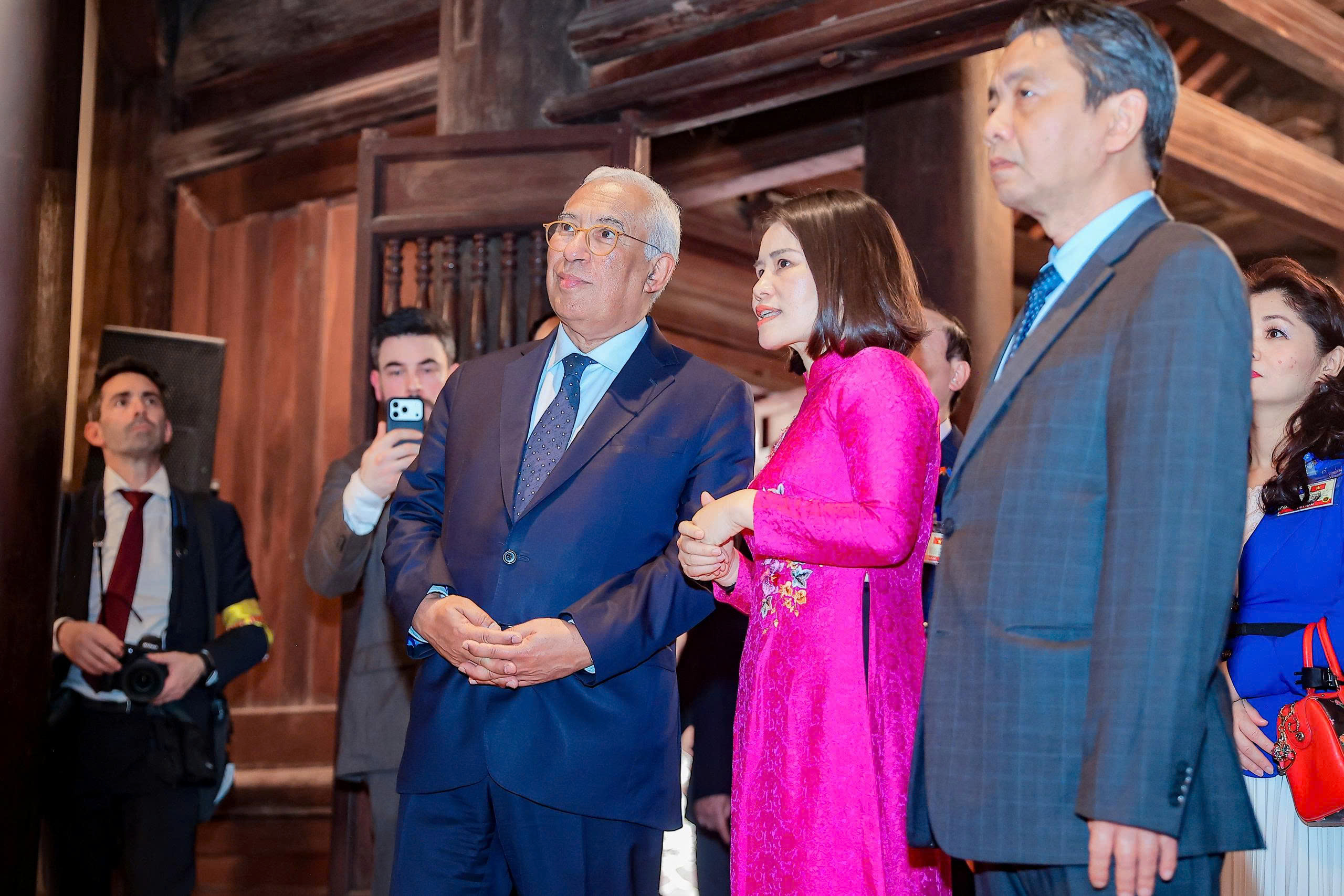 Chủ tịch Hội đồng Châu Âu thăm Văn Miếu - Quốc Tử Giám- Ảnh 11. Chủ tịch Hội đồng Châu Âu thăm Văn Miếu - Quốc Tử Giám- Ảnh 11.