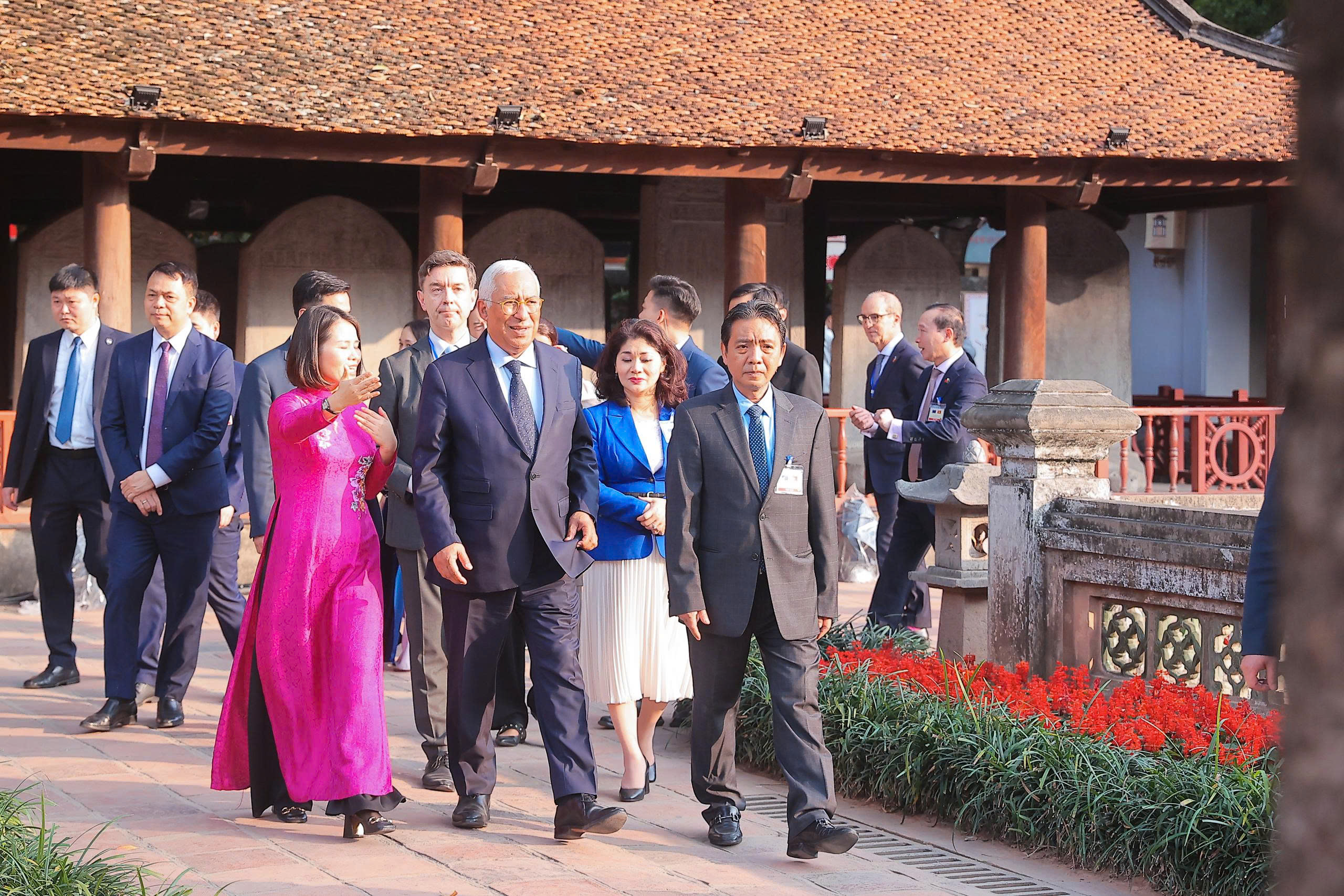 Chủ tịch Hội đồng Châu Âu thăm Văn Miếu - Quốc Tử Giám- Ảnh 5. Chủ tịch Hội đồng Châu Âu thăm Văn Miếu - Quốc Tử Giám- Ảnh 5.