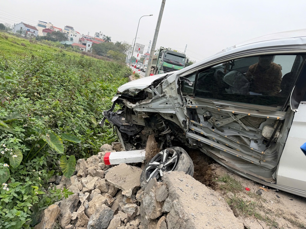 Hiện trường vụ tai nạn liên hoàn 4 ô tô ở Hà Nội, 3 xe biến dạng - Ảnh 1.