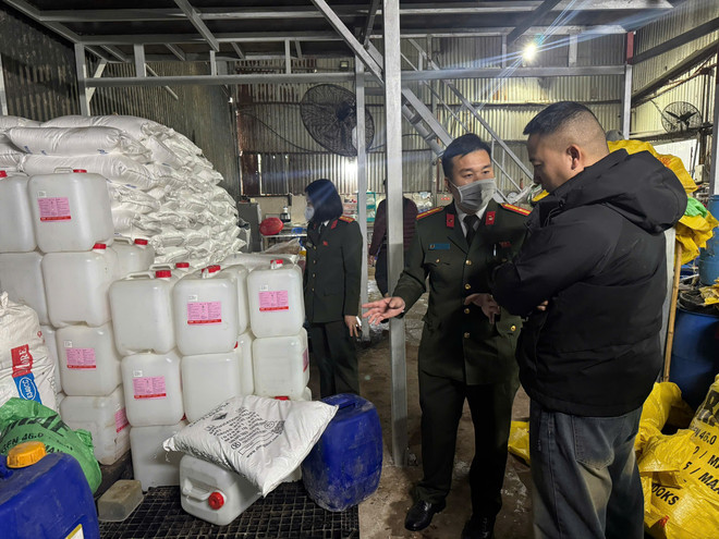 Phát hiện 60 tấn lòng lợn không rõ nguồn gốc, bốc mùi, đổi màu ở Hà Nội - Ảnh 1.