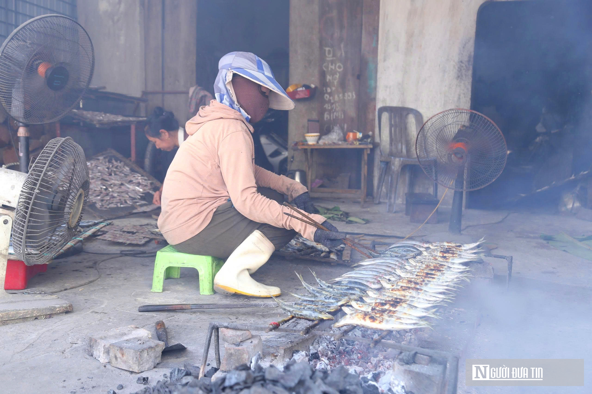 L&agrave;ng nướng c&aacute; nơi cửa biển tất bật ng&agrave;y cận Tết- Ảnh 9.
