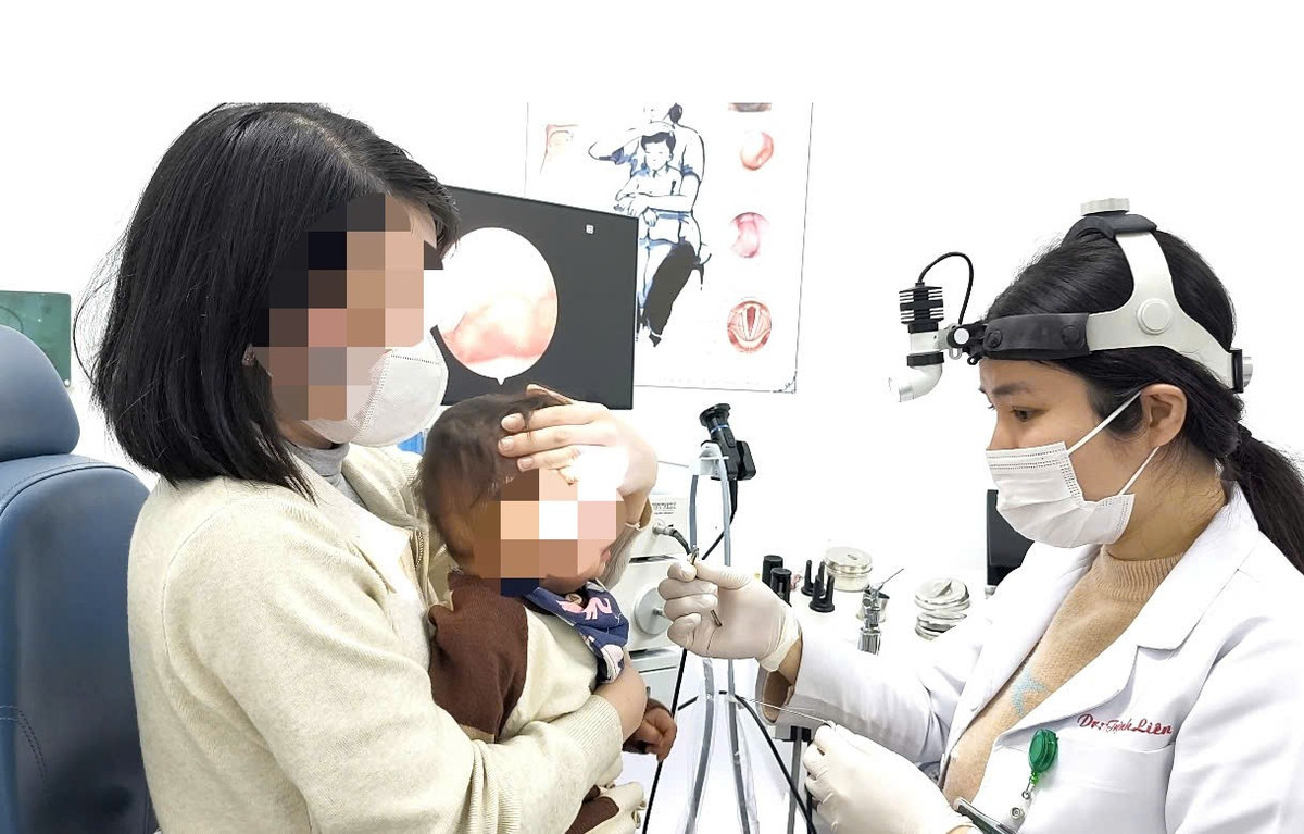 Bé trai 1 tuổi cứ ăn là nôn ọe, bác sĩ phát hiện "bí mật" bên trong - Ảnh 1.